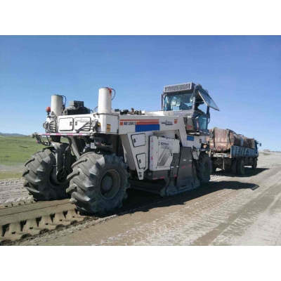 冷再生机在新疆乌鲁木齐中铁三局